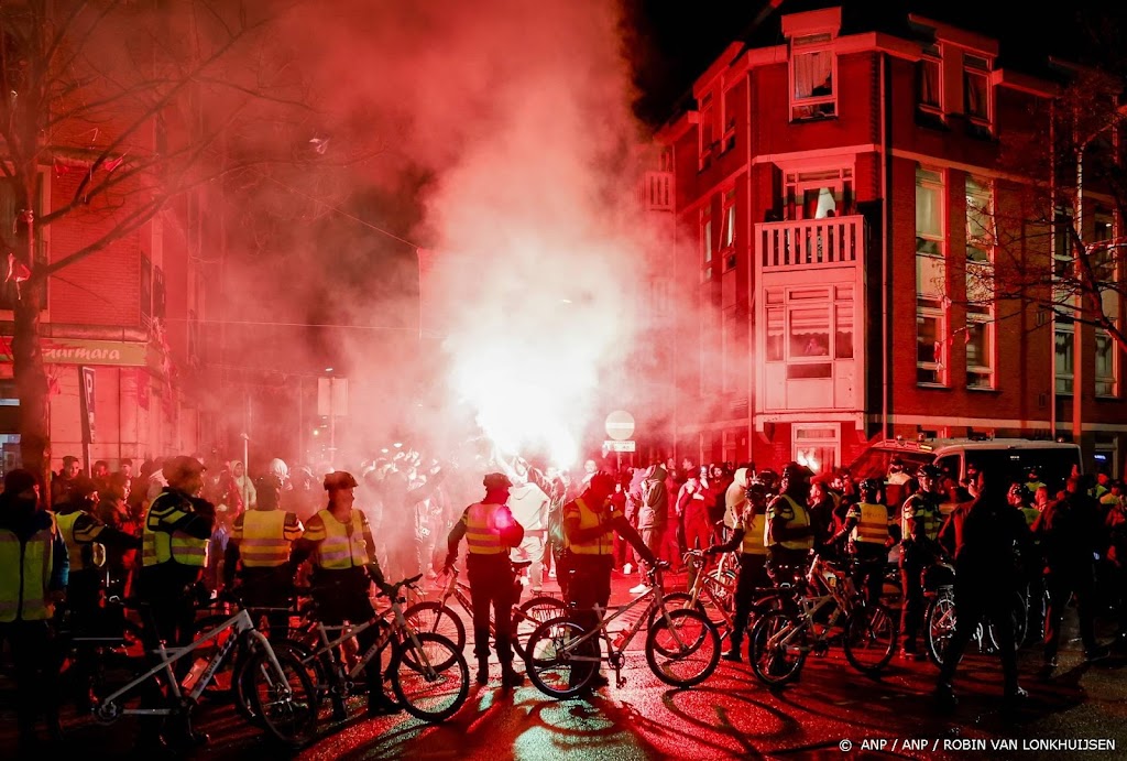 Verdachten eerdere onlusten rond WK melden zich op politiebureau