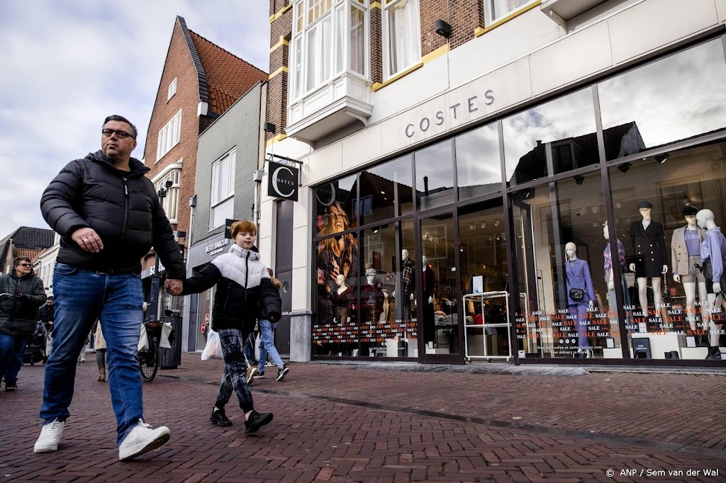 Gemeenten vragen Rutte niet-essentiële winkels weer te openen