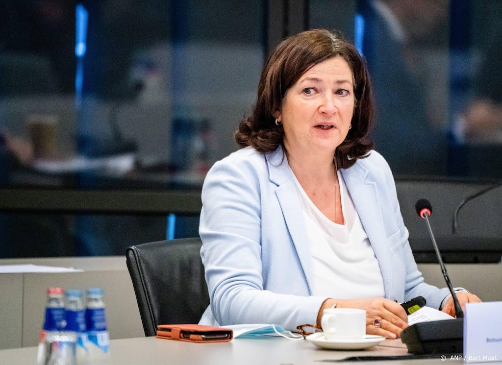 Minister ontvangt 300.000 handtekeningen voor openen sportlocaties