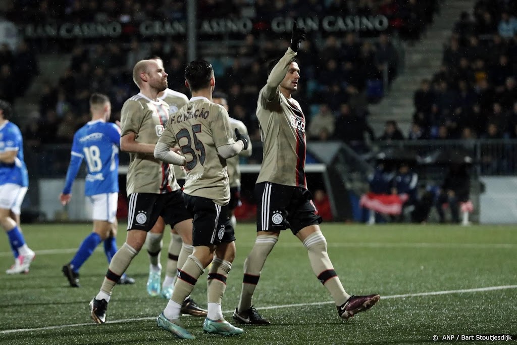 Ajax is ook met een gehavende selectie FC Den Bosch de baas