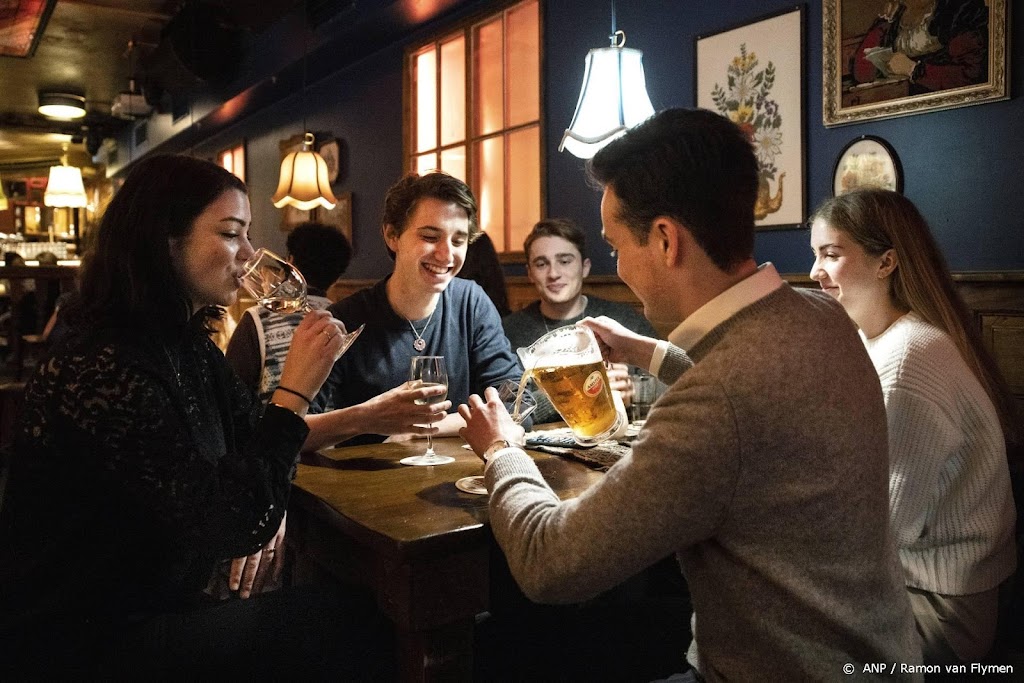 ABN AMRO: geld consumenten gaat naar horeca, minder naar winkels