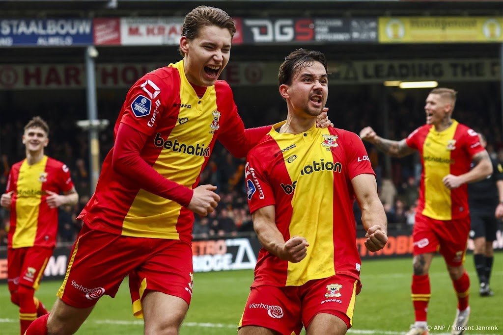 Go Ahead Eagles redt punt in IJsselderby door late strafschop