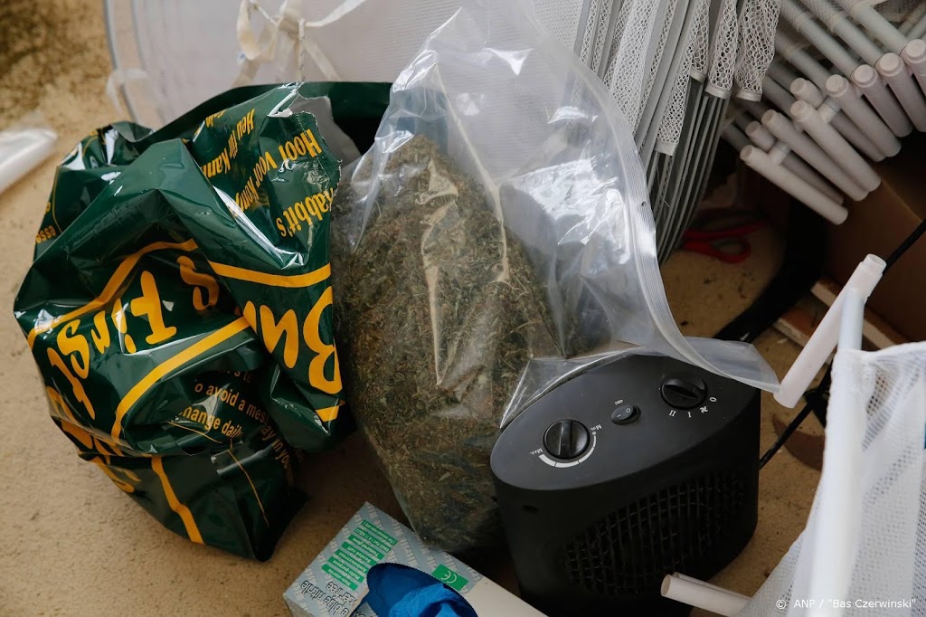 Drugs, cashgeld en wapens gevonden bij inval Baarle-Nassau