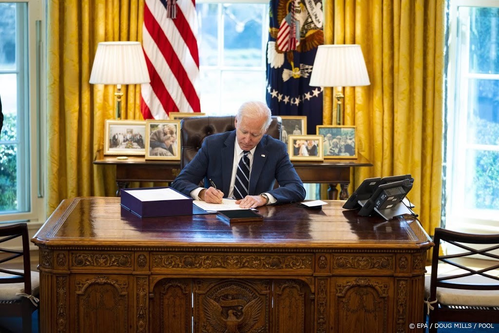 Biden zet handtekening onder coronasteunpakket van 1900 miljard