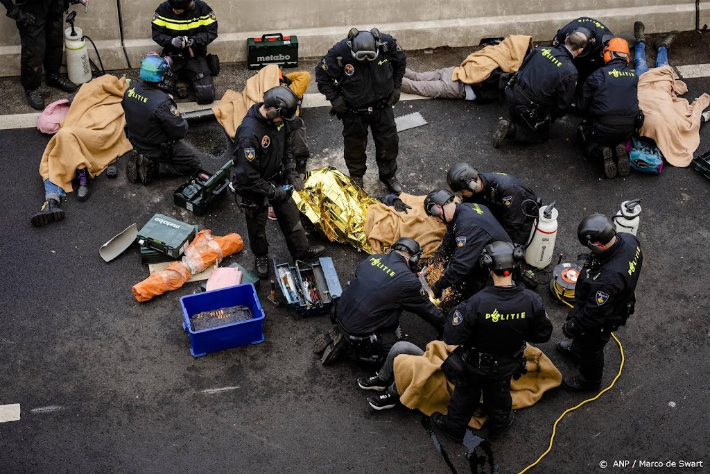 Activisten van Extinction Rebellion blokkeren de A12 in Den Haag