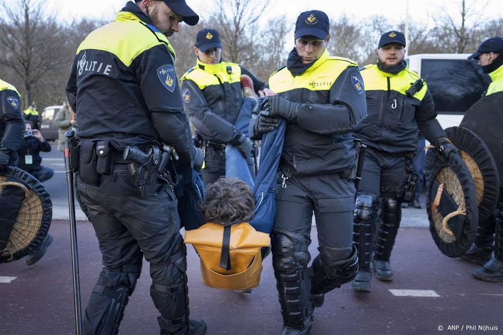 Politie begint ontruiming door activisten geblokkeerde snelweg