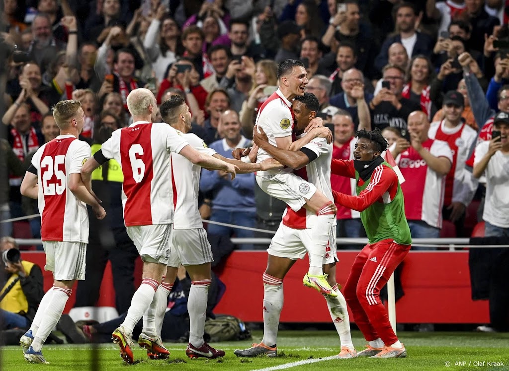 Ajax verslaat sc Heerenveen en is weer kampioen van Nederland