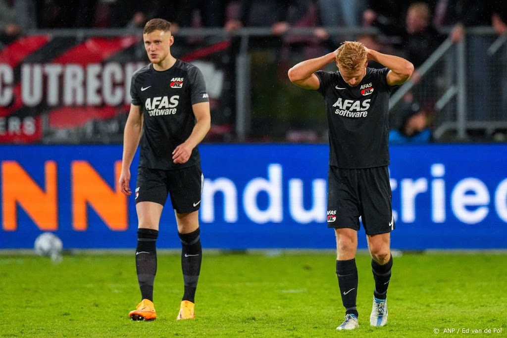 AZ verspeelt voorsprong in Utrecht en moet play-offs in