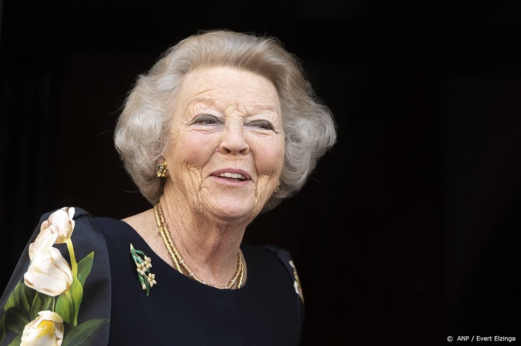 Prinses Beatrix aan linkeroor geopereerd