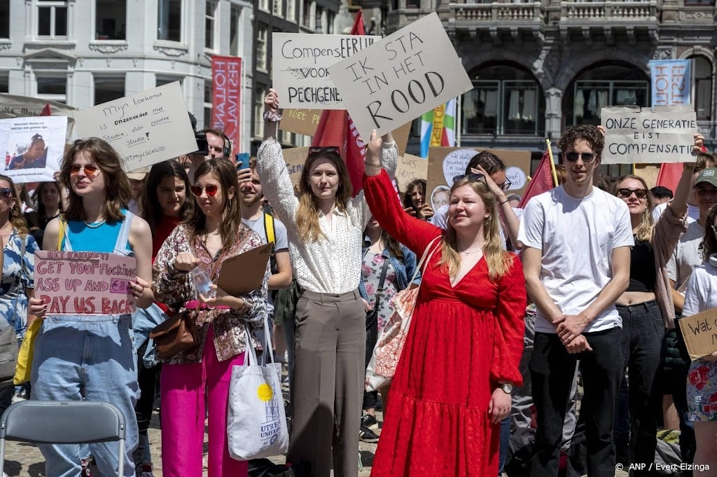 Vele honderden protesteren in Amsterdam voor ruimere basisbeurs