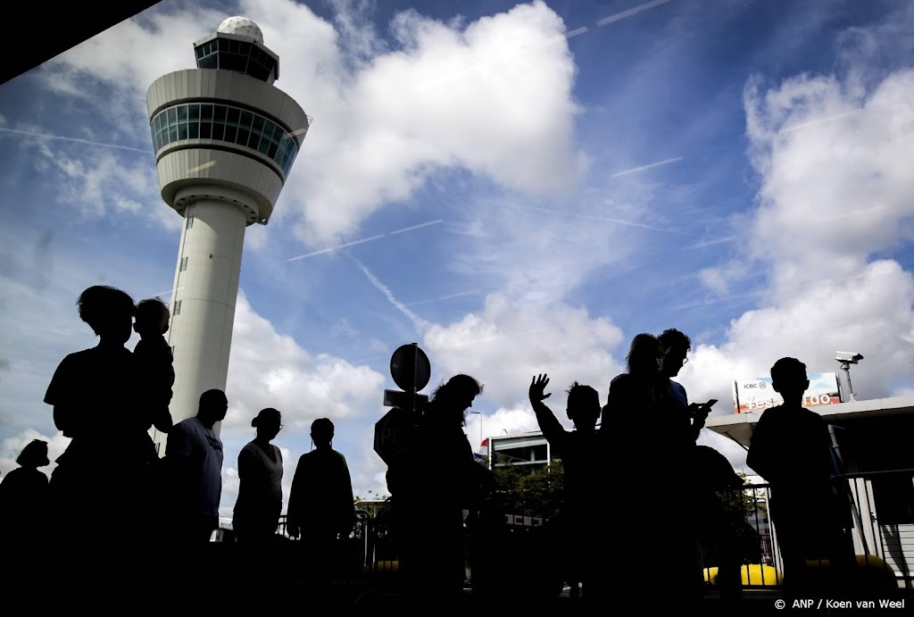 Twee uur wachten op Schiphol maandag, veel laatkomers Transavia