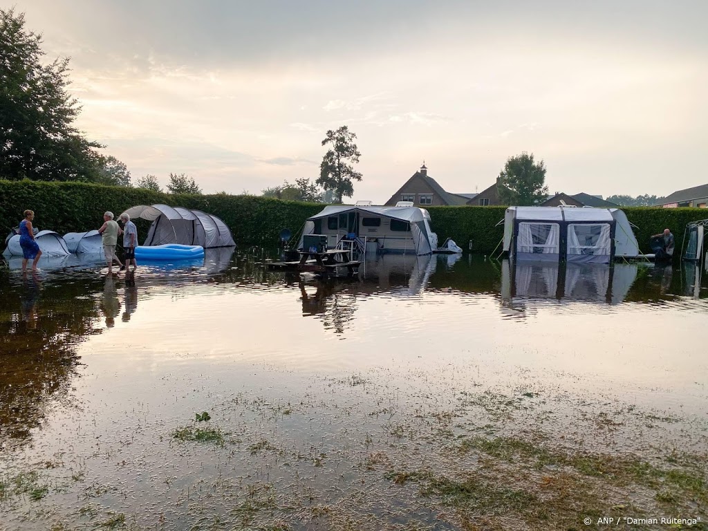 Straten en camping blank door stevige onweersbuien