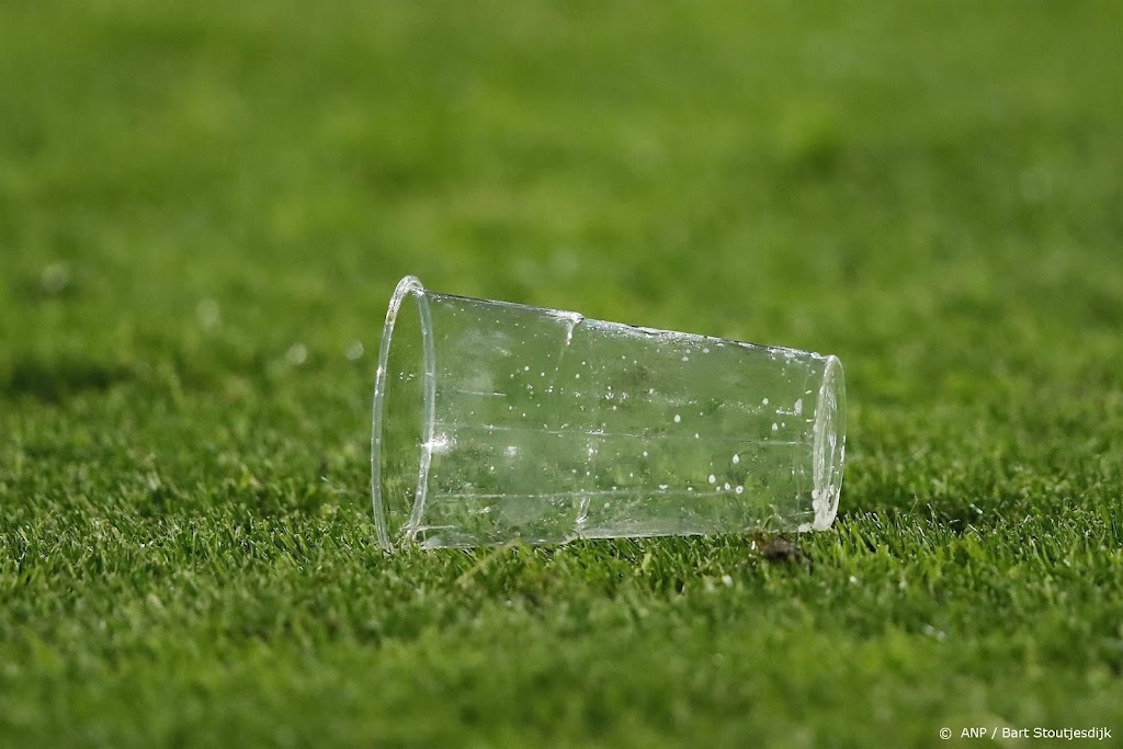 Thuisduels FC Groningen en SC Cambuur stilgelegd na gooien bekers