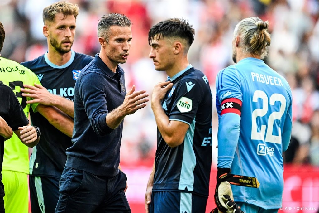 Coach Van Persie baalt van tweede helft van Heerenveen bij Ajax