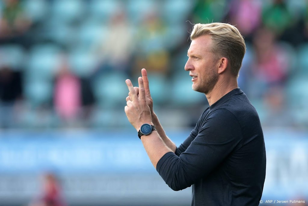 Supporters ADO Den Haag op trainingsveld in gesprek met Kuijt
