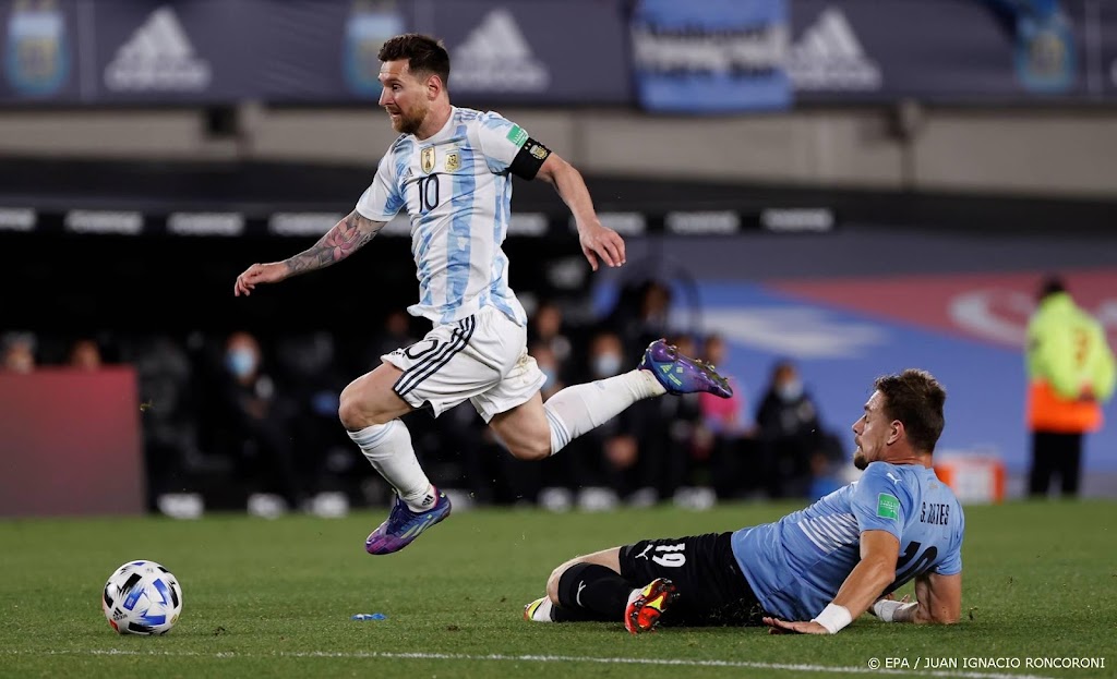 Messi leidt Argentinië met bijzondere goal naar zege op Uruguay
