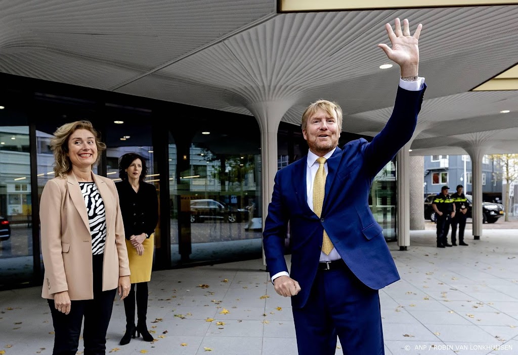 Koning positief verrast door nieuwe Tweede Kamergebouw
