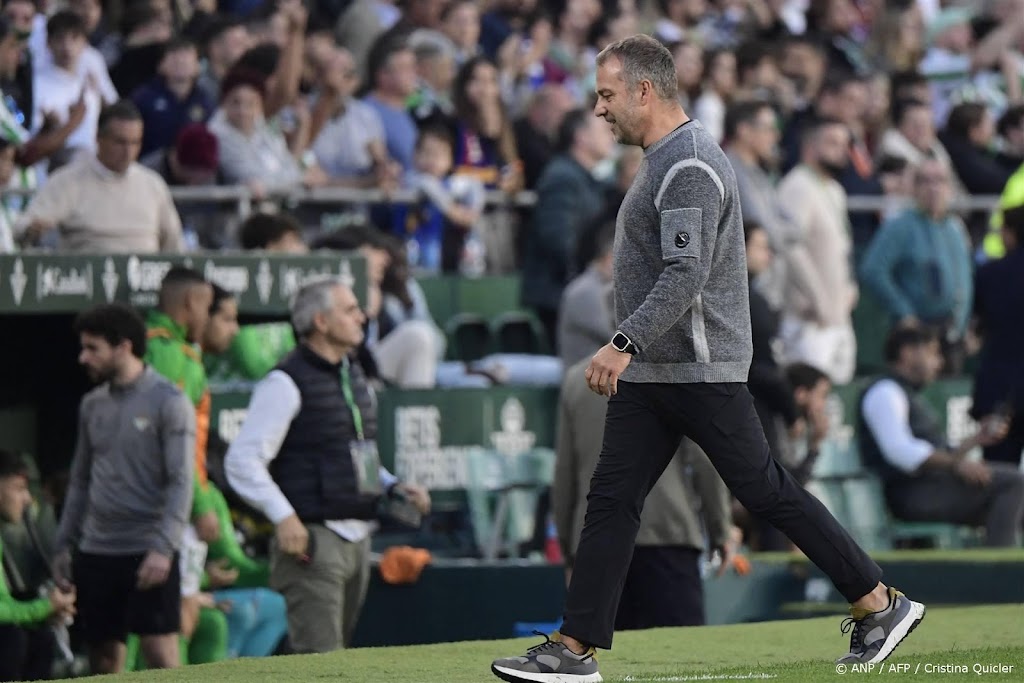 FC Barcelona-trainer Flick twee duels geschorst na rode kaart