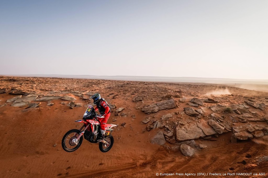 Dagzege Benavides bij motoren in Dakar Rally
