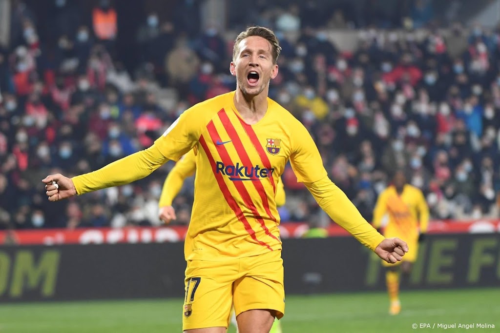 Barcelona met Frenkie de Jong en Luuk de Jong, Depay op de bank