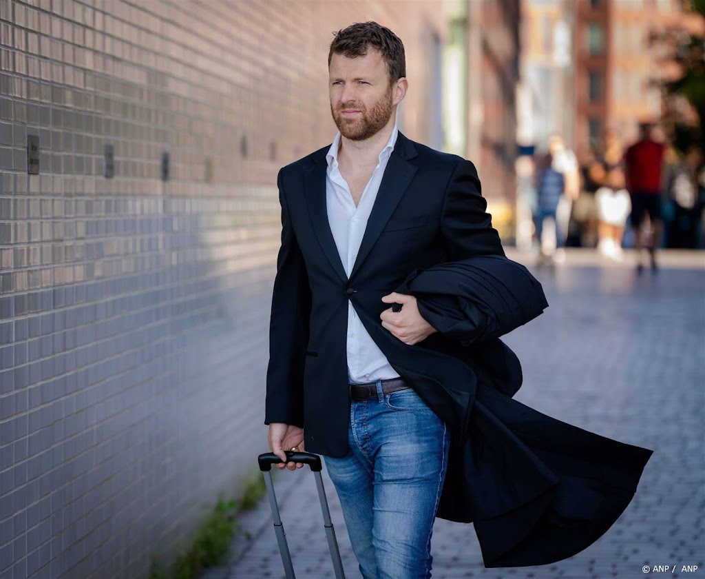 AD: Royce de Vries spant kort geding aan tegen de krant