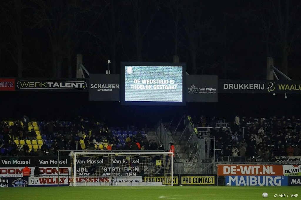 Eerste duel Eredivisie na winterstop stilgelegd om bier op veld