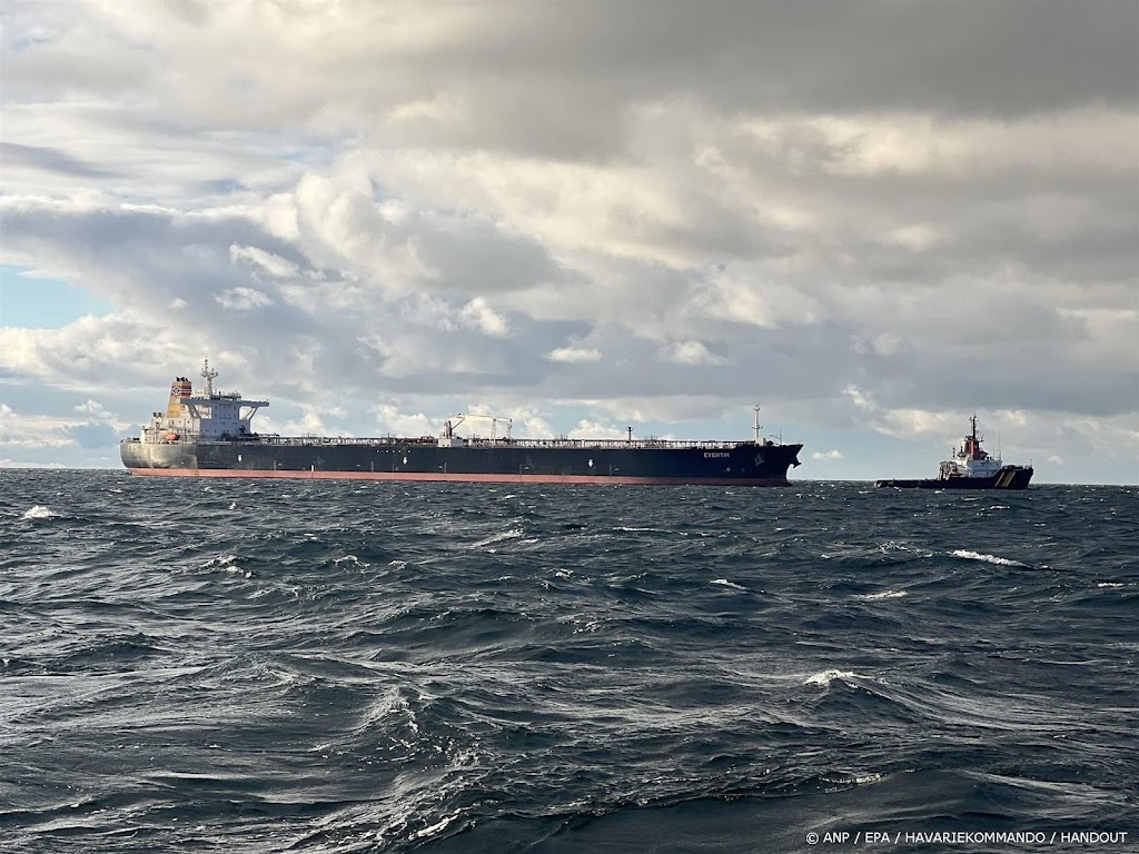 Olietanker uit schaduwvloot versleept naar Duitse haven