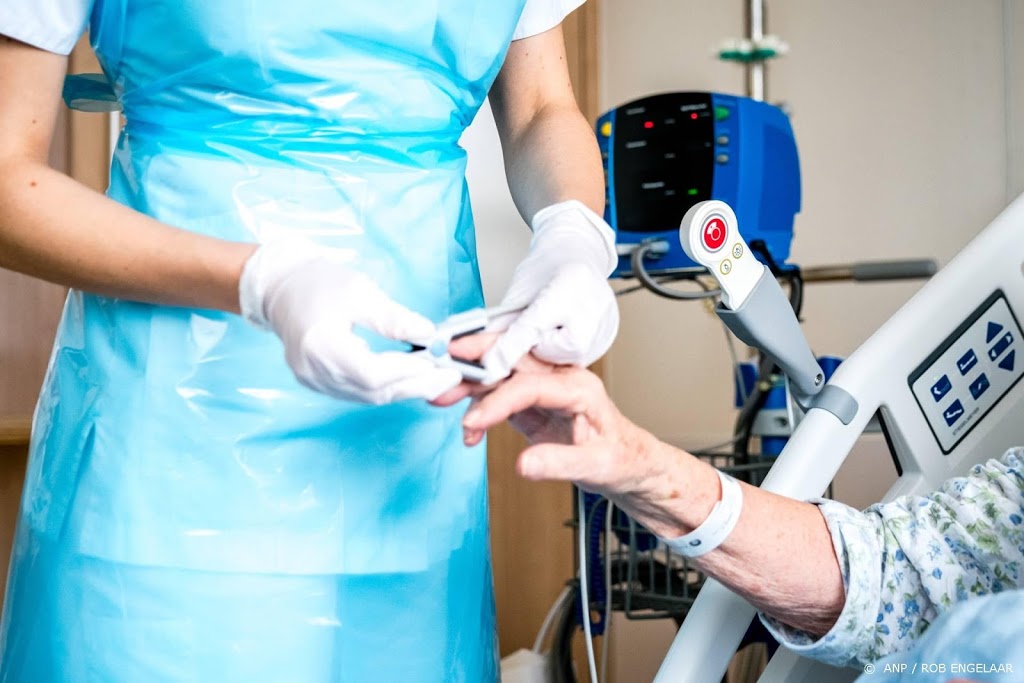 Aantal coronapatiënten in ziekenhuizen daalt verder