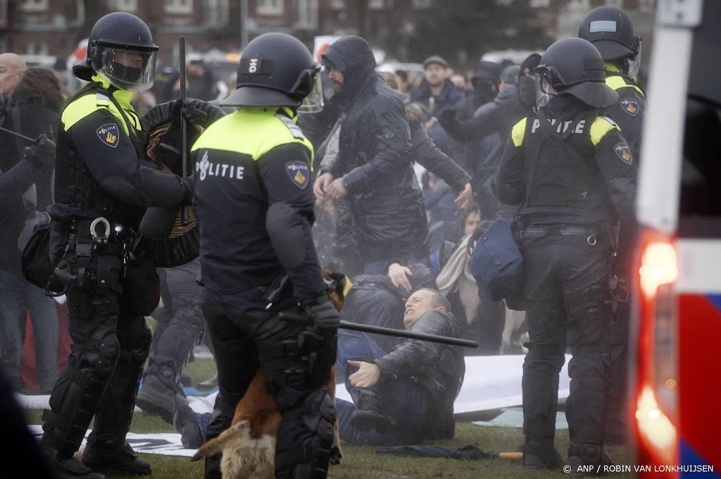 Zestien verdachten aangehouden voor rellen Museumplein