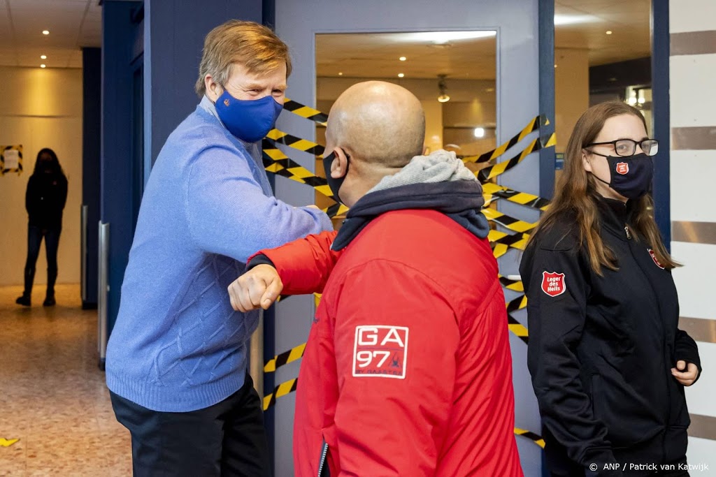Dakloze vraagt Willem-Alexander wat zijn bezoek 'schuift'