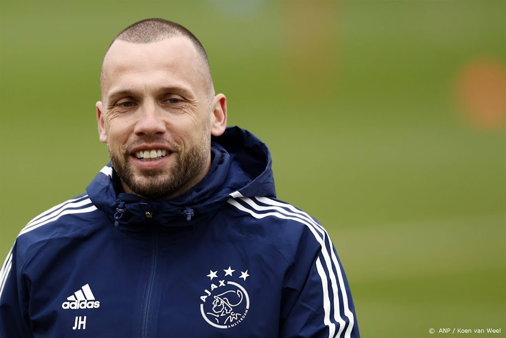 Trainer Heitinga geniet vooral in eerste helft van Ajax