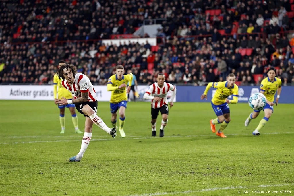 PSV neemt na zwakke eerste helft alsnog afstand van Cambuur