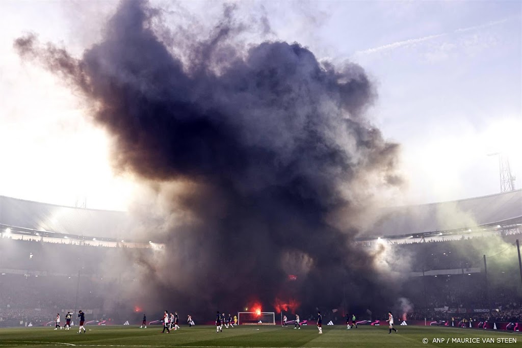 Boete van 7500 euro voor Feyenoord voor vuurwerk bij Klassieker