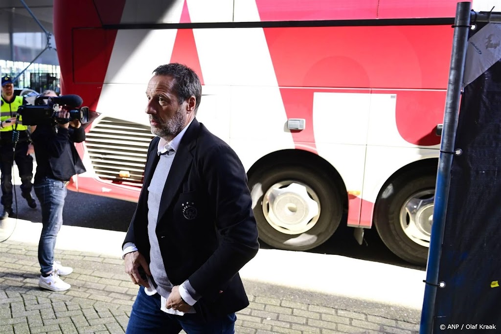 Van 't Schip snapt boze fans die bus van Ajax hebben opgewacht  