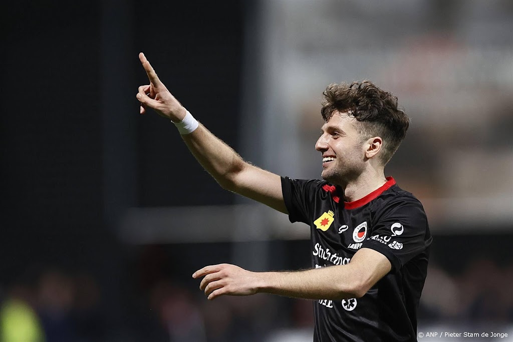 Excelsior laat FC Volendam kansloos (4-0) in degradatiestrijd