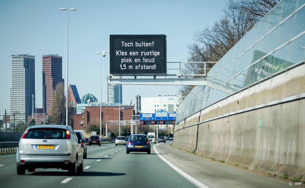 Vrachtwagen rijdt tegen botsabsorber, A12 Den Haag uren dicht