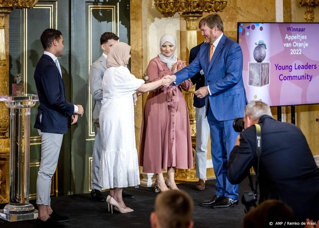 Koning Willem-Alexander reikt Appeltjes van Oranje uit
