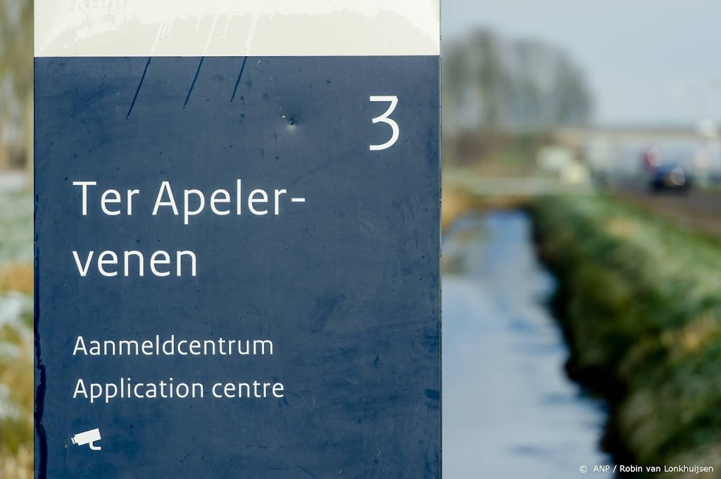 Asielzoekers slapen weer op stoelen in aanmeldcentrum Ter Apel