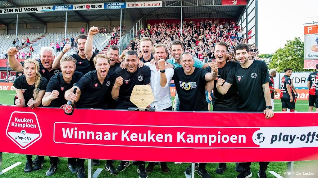 Zo'n 4000 fans vieren feest bij huldiging Almere City FC