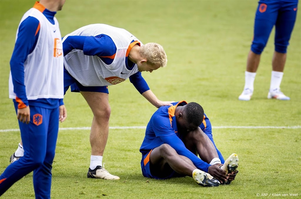 Spits Brobbey staakt training na botsing met De Ligt