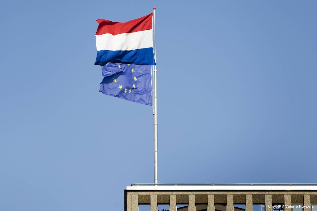 EU-vlag komt naast Nederlandse vlag in de Eerste Kamer