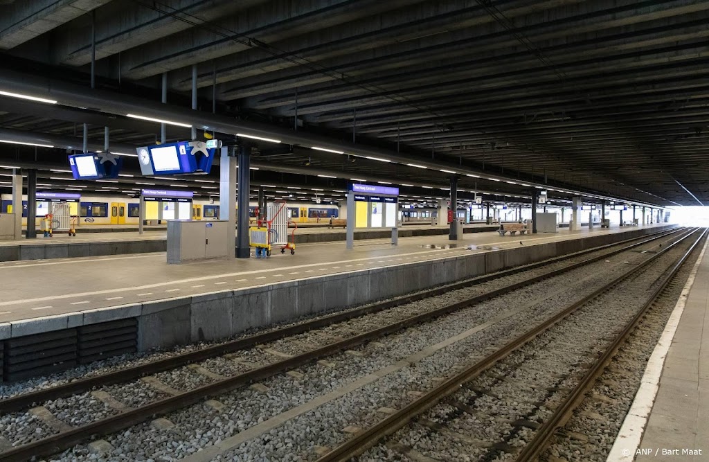 NS dreigt met gang naar rechter als spoorbonden gaan staken