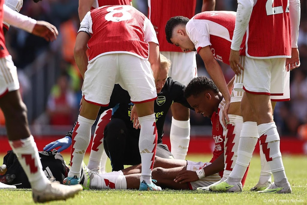 Timber valt geblesseerd uit bij Premier League-debuut voor Arsenal