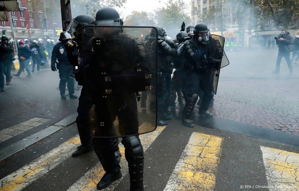 Veel arrestaties bij demonstraties gele hesjes in Parijs