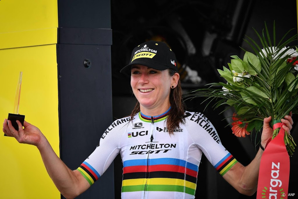 Van Vleuten soleert naar ritzege en leiderstrui in Giro Rosa