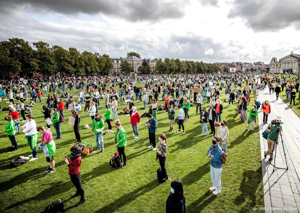 Honderden betogen op Museumplein voor vluchtelingen Moria