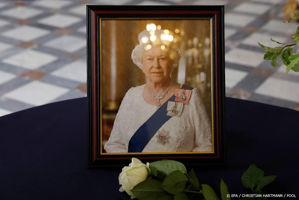 Voorzitters Kamers tekenen condoleanceregister Elizabeth