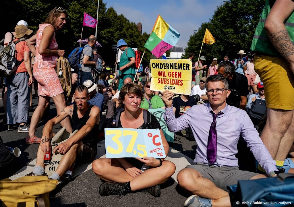 Klimaatactivisten blokkeren kruising bij A12 Den Haag