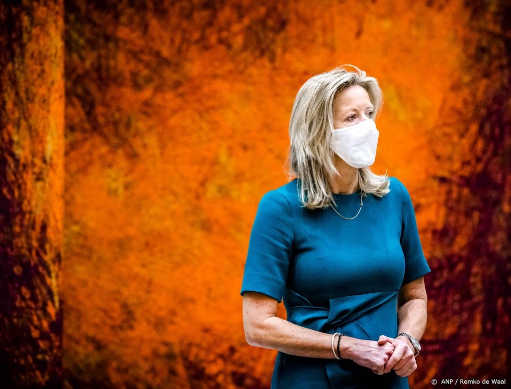 Ollongren pleit in Brussel voor strengere regels tegen nepnieuws