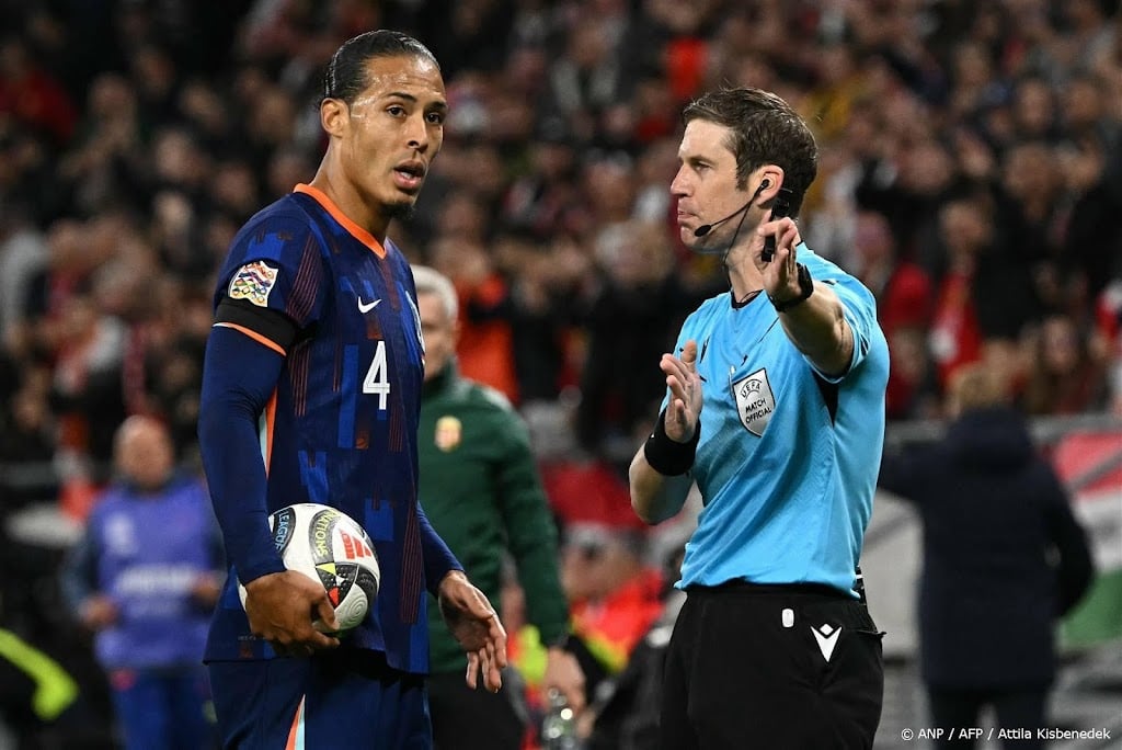 Geschorste Van Dijk verlaat trainingskamp van Oranje